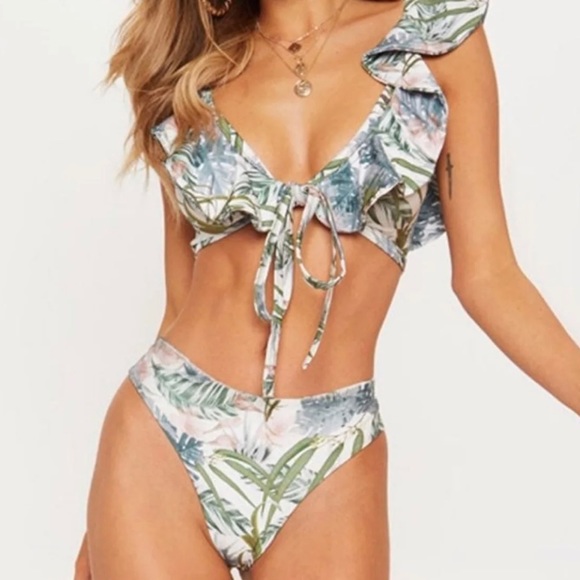 Pretty little thing Hawaiian bikini set and skirt - Picture 1 of 11